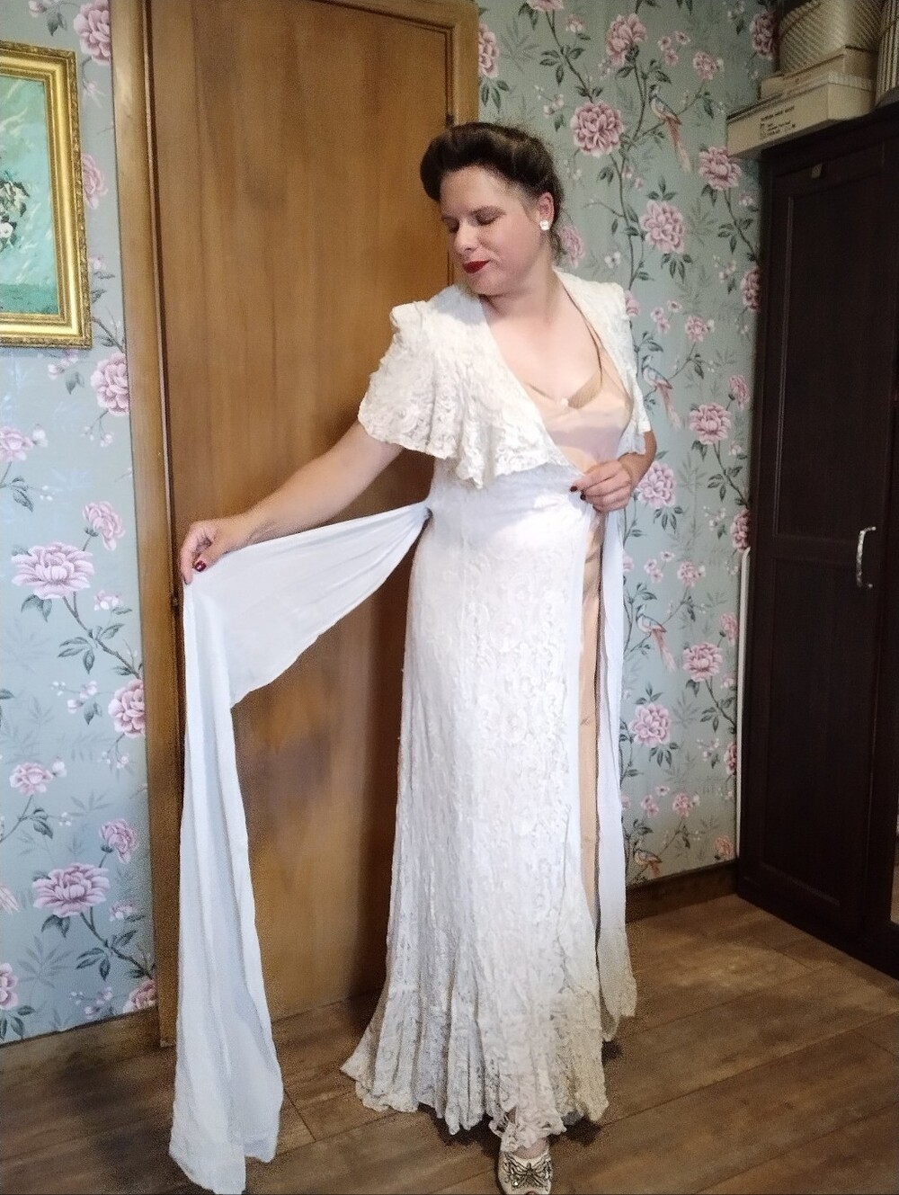 1930s Lace Dressing Gown - Picture 4 of 13